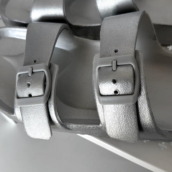 Shade & Shore Silver Slides Sandals Size 11 Flip Flop Summer Beach - Picture 6 of 8